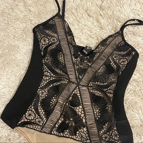 V Neck Lace Bodysuit - Picture 6 of 7